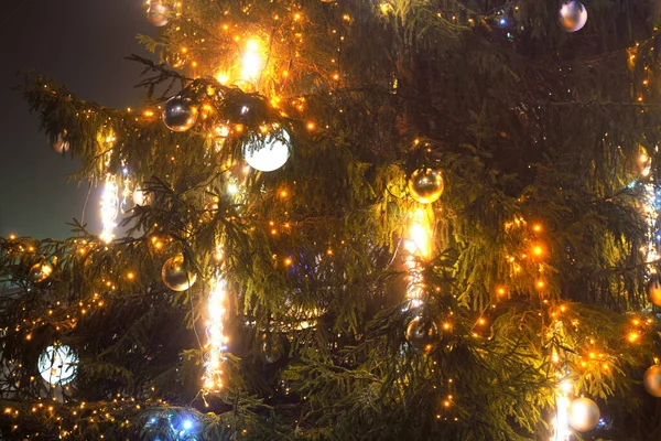 Árbol Navidad Iluminado Con Hermosas Bolas Cristal Calle Vacía Una —  Fotos de Stock