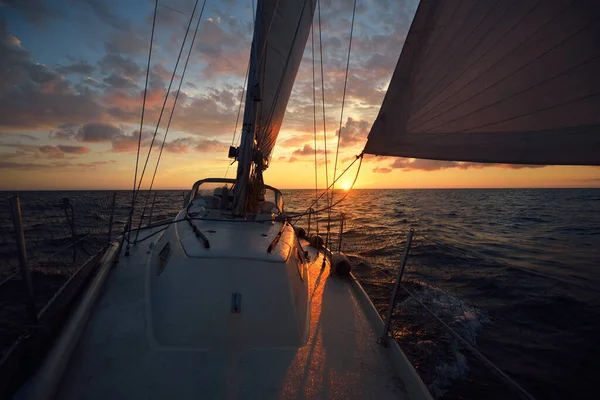 Weißes Segelboot Auf Offener See Bei Sonnenuntergang Einhändig Segeln Auf — Stockfoto