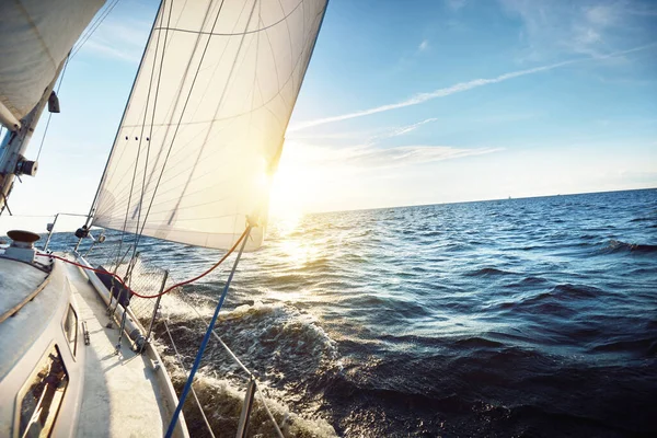 Velero Blanco Mar Abierto Atardecer Una Sola Mano Navegando Yate — Foto de Stock