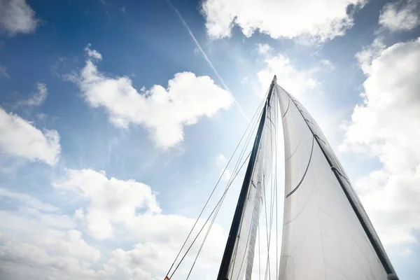 白色的游艇在乌云密布的蓝天下航行 在开阔的地中海航行 Idyllic云景观 休闲活动 体育和娱乐 私人宴会 — 图库照片