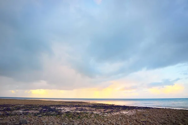 Day Landingskustlijn Normandië Frankrijk Kiezelstructuur Close Dramatische Zonsondergang Hemel Reisbestemmingen — Stockfoto