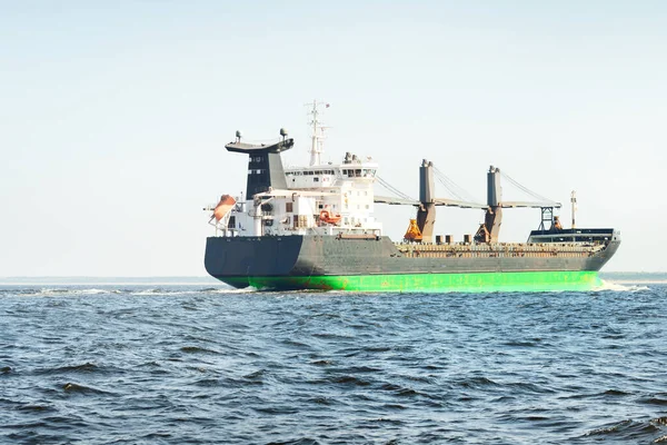 Gran Granelero Buque Grúa Carga Navegando Mar Báltico Hasta Puerto —  Fotos de Stock