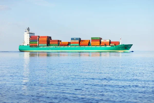 Groot Vrachtcontainerschip Dat Een Heldere Dag Close Vanuit Europoort Rotterdam — Stockfoto