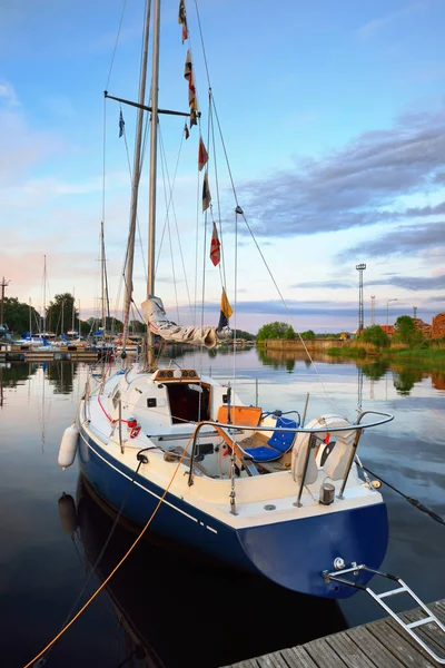 Eleganta Och Moderna Segelbåtar Att Hyra Förtöjd Till Brygga Yacht — Stockfoto