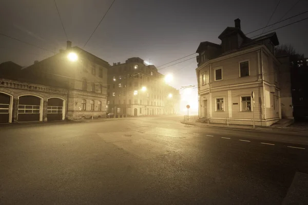 Uma Estrada Asfalto Iluminada Vazia Através Dos Edifícios Históricos Velhos — Fotografia de Stock