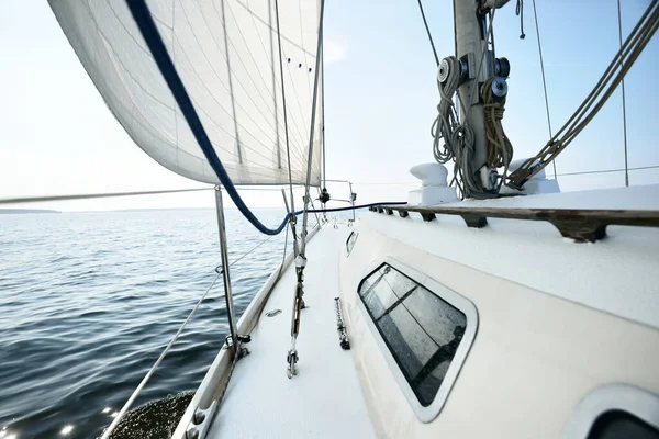 Vit Yacht Segling Solig Sommardag Närbild Från Däck Till Fören — Stockfoto