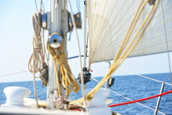 晴れた日には屋外の白いヨット デッキから弓 マスト 帆への眺めは 装備を閉じます スペインとアフリカの近くの夏の大西洋航海 — ストック写真