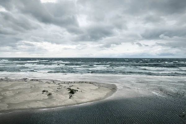 雷雨の後 劇的な日没の雲の下でバルト海 波を閉じる ラトビア 壮大な海の景色 サイクロン 気象学 生態学 気候変動 自然現象 — ストック写真