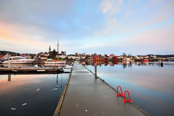 Zeil Vissersboten Afgemeerd Aan Een Pier Jachthaven Bij Zonsondergang Kleurrijk — Stockfoto