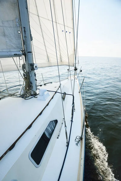 Yacht Bianco Vela Una Giornata Estiva Soleggiata Vista Dall Alto — Foto Stock