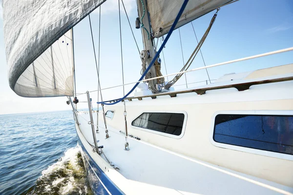 Vit Yacht Segling Solig Sommardag Närbild Från Däck Till Fören — Stockfoto