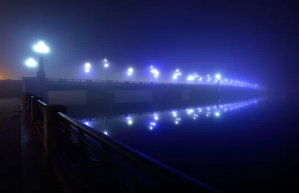 Nachts Beleuchtete Leere Steinbrücke Nebel Laternen Aus Nächster Nähe Symmetriereflexionen — Stockfoto