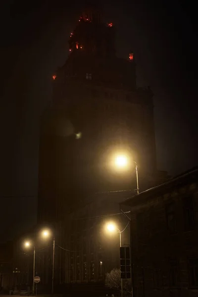 Academia Letã Ciências Num Nevoeiro Noite Luzes Rua Lanternas Close — Fotografia de Stock