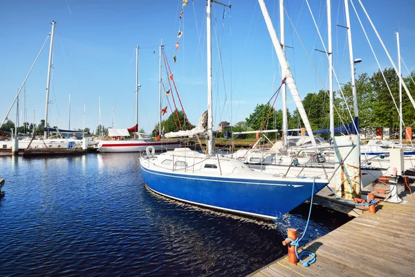 Elegant Modern Sailing Boats Rent Moored Pier Yacht Marina Clear — Stock Photo, Image