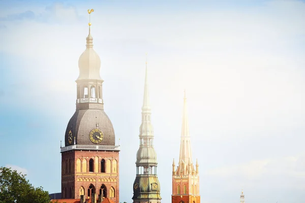 拉脱维亚里加大教堂 圣彼得教堂和圣救星教堂的塔楼和塔尖在乌云密布的蓝天之下 国家地标 文化和宗教 观光主题 — 图库照片
