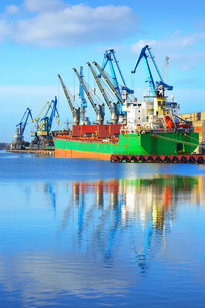 Großes Grünes Frachtschiff Mit Kranverladung Anleger Hafen Riga Lettland Güterverkehr — Stockfoto