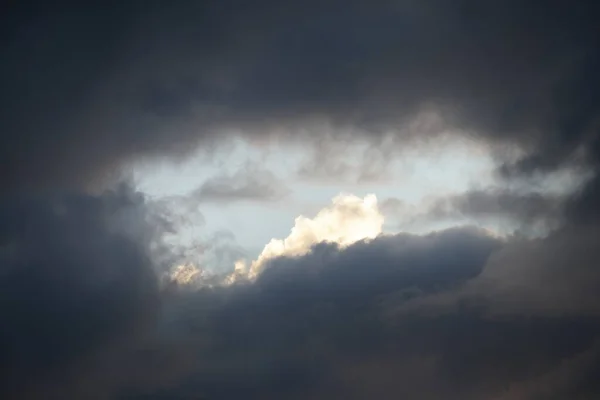 Yağmurdan Sonra Kümülüs Bulutlarıyla Açık Mavi Gün Batımı Gökyüzü Soyut — Stok fotoğraf