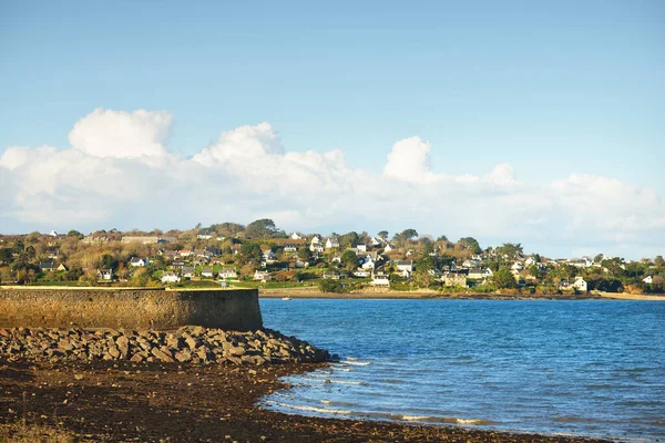 Case Campagna Alberi Sulla Costa Sabbiosa Della Baia Douarnenez Cielo — Foto Stock