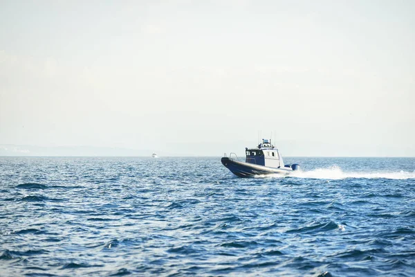 Cebelitarık Boğazı Nda Küçük Bir Balıkçı Teknesi Yakın Plan Yattan — Stok fotoğraf