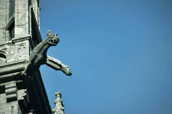 Dzwonnica Kościoła Saint Jean Baptiste Przeciw Jasnemu Błękitnemu Niebu Zbliżenie — Zdjęcie stockowe