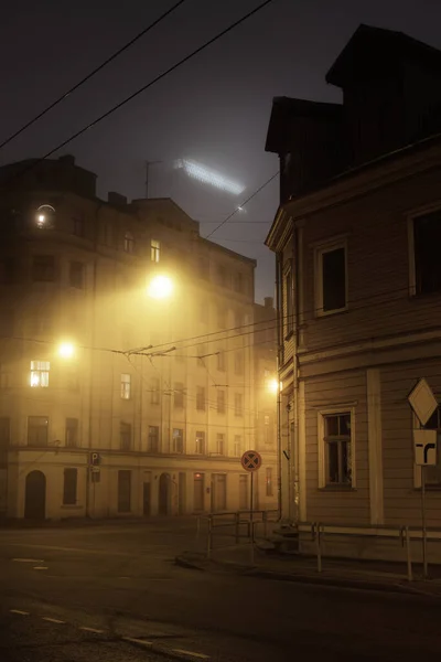 Empty Illuminated Asphalt Road Old Historical Buildings Houses Fog Night — Stock Photo, Image