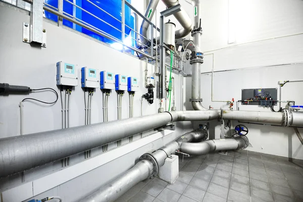 Große Blaue Tanks Einem Heizungsraum Für Die Industrielle Stadtwasseraufbereitung Weitwinkelperspektive — Stockfoto