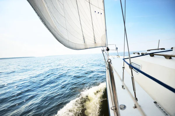 Yacht Bianco Vela Una Giornata Estiva Soleggiata Primo Piano Vista — Foto Stock