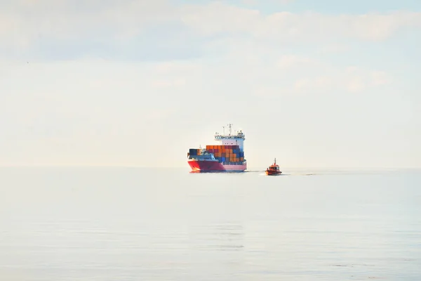 由领航船领航的大型集装箱船 领航服务 未知水域 Global Communications Logistics Industry Freight Transport Nautical — 图库照片