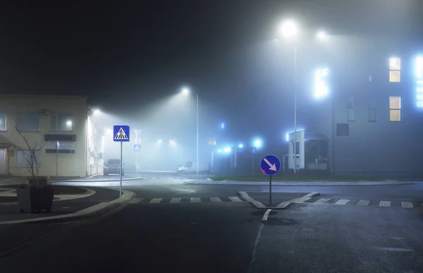 Uma Auto Estrada Iluminada Vazia Lojas Fechadas Nevoeiro Noite Sinal — Fotografia de Stock