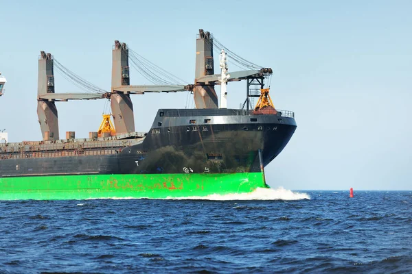 在波罗的海航行至拉脱维亚里加港的大型散装货船 游艇上的景色 全球通信 货物运输 — 图库照片