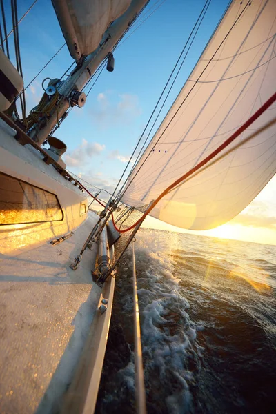 夕日の海で白い帆船 シングルは34フィートのヨットを航海しました デッキ マスト 帆の近くの景色 イギリス イギリス カラフルな劇的な雲の風景 スポーツ レース — ストック写真