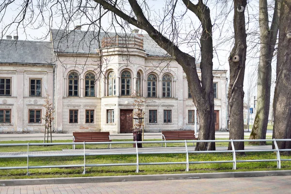 Stary Zaniedbany Zabytkowy Budynek Widok Parku Miejskiego Brak Ludzi Powodu — Zdjęcie stockowe