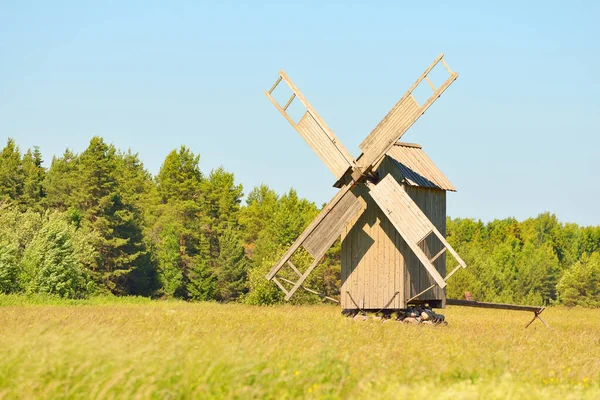 Starý Dřevěný Větrný Mlýn Poli Proti Jasně Modré Obloze Jasného — Stock fotografie