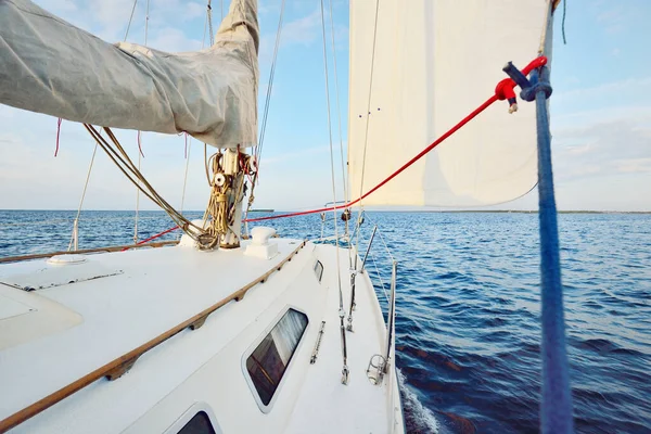 White Yacht Sailing Still Water Sunset View Deck Bow Mast — Stock Photo, Image