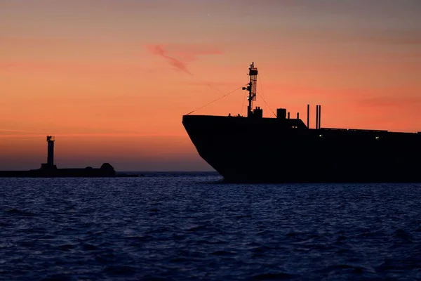 Grande Nave Carico Che Naviga Vicino Faro Tramonto Paesaggio Nuvoloso — Foto Stock