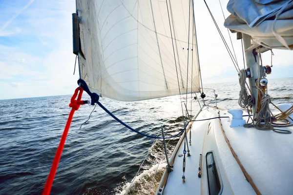 Біла Яхта Пливе Відкритому Морі Сонячний Літній День Вигляд Зблизька — стокове фото