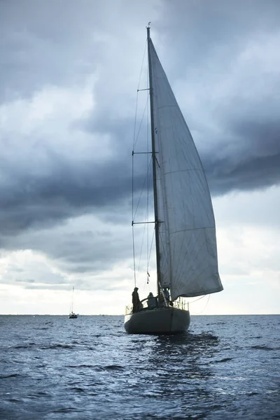 Segling Yacht Regatta Modern Segelbåt Racing Genom Vågorna Dramatisk Himmel — Stockfoto
