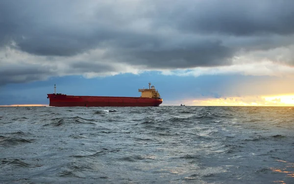 Grande Nave Carico Rossa Che Naviga Mare Aperto Sotto Buio — Foto Stock