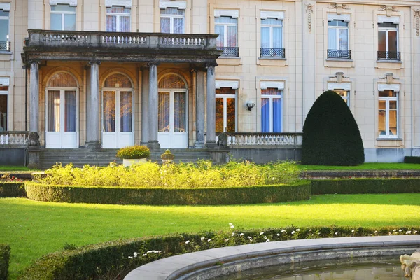 건물과 아름다운 정원이 보인다 바이러스가 사람이 벨기에의 안트베르펜 — 스톡 사진