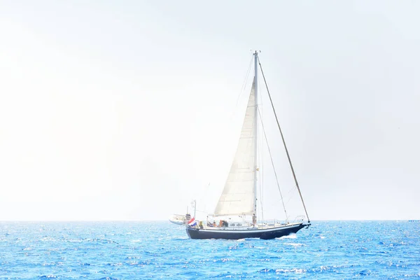 Легка Яхта Пливе Відкритому Середземному Морі Ясний День Пливе Яхті — стокове фото