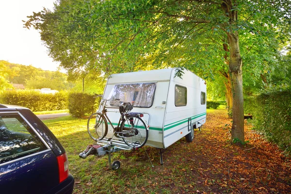 Wohnwagenanhänger Mit Fahrrad Und Auto Parken Auf Einer Grünen Wiese — Stockfoto