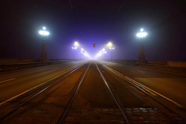Tramway Track Strada Asfaltata Autostrada Attraverso Ponte Pietra Vuoto Illuminato — Foto Stock