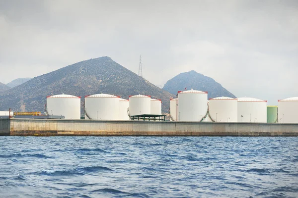 Terminal Petrolera Puerto Carga Vista Cerca Desde Velero Mar Mediterráneo —  Fotos de Stock