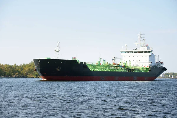 Stor Svart Tankfartyg Lastfartyg Anländer Hamn Närbild Rigabukten Östersjön Lettland — Stockfoto