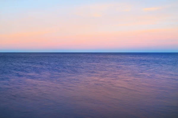 Ostsee Unter Dem Farbenfrohen Abendhimmel Atemberaubende Meereslandschaft Goldenes Sonnenuntergangslicht Durch — Stockfoto