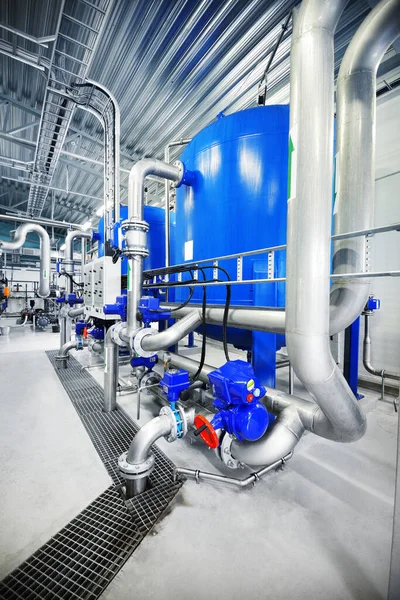 Große Blaue Tanks Einem Heizungsraum Für Die Industrielle Stadtwasseraufbereitung Weitwinkelperspektive — Stockfoto