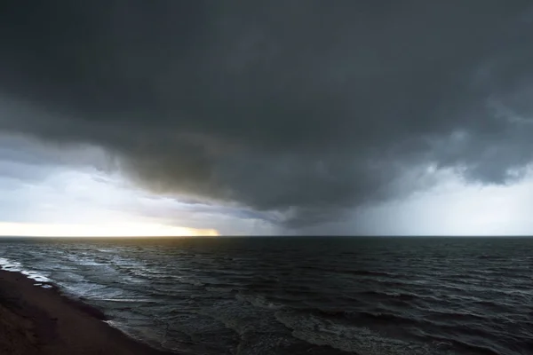 Mar Báltico Sob Nuvens Dramáticas Escuras Após Trovoada Letónia Uma — Fotografia de Stock