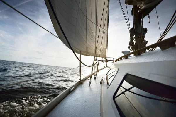Biały Jacht Pływający Otwartym Morzu Słoneczny Letni Dzień Widok Bliska — Zdjęcie stockowe
