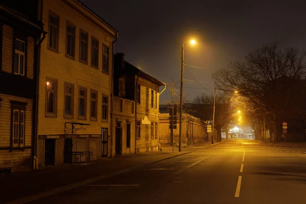 Empty Illuminated Asphalt Road Old Historical Buildings Houses Fog Night — Stock Photo, Image