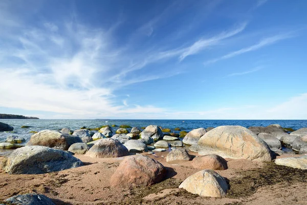 Litorale Roccioso Del Mar Baltico Sotto Cielo Cristallino Con Nuvole — Foto Stock